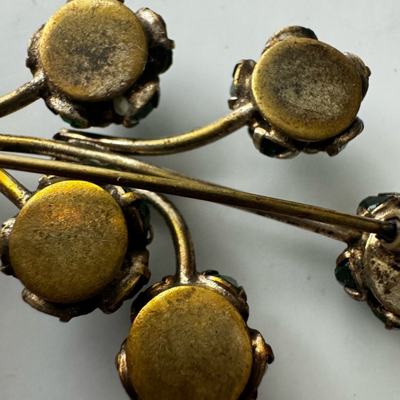 Antique pre-WWII Czech Brooch Sparkly Green Emerald Crystal Brass trombone clasp - Picture 9 of 17